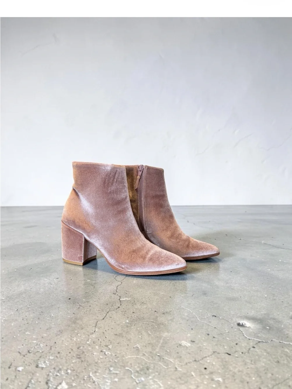 Stuart Weitzman - Picture 5 of 12